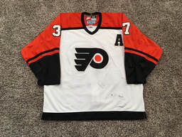 CARTER HART Autographed Philadelphia Flyers Authentic Black Jersey FANATICS  - Game Day Legends